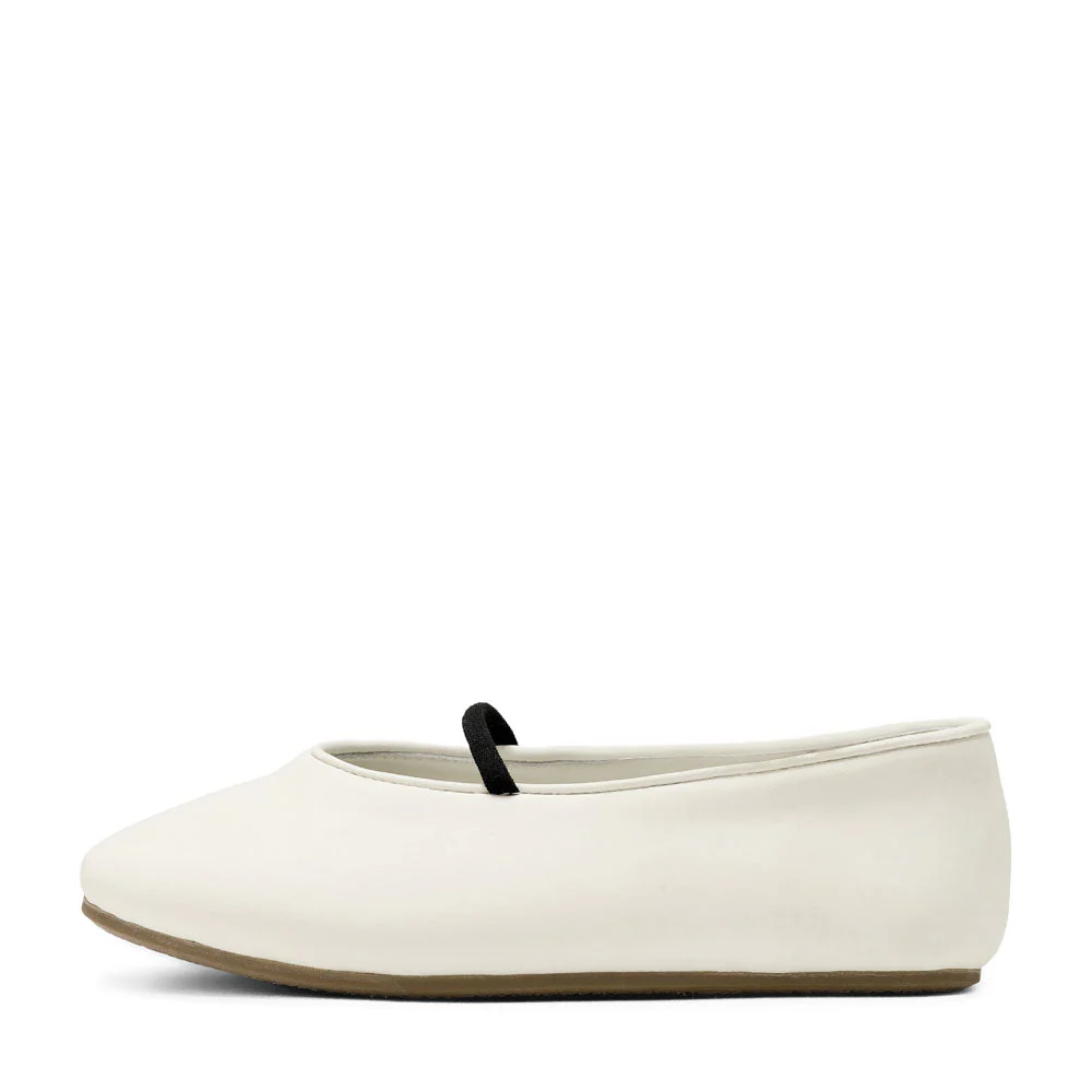 Daphne White Flats