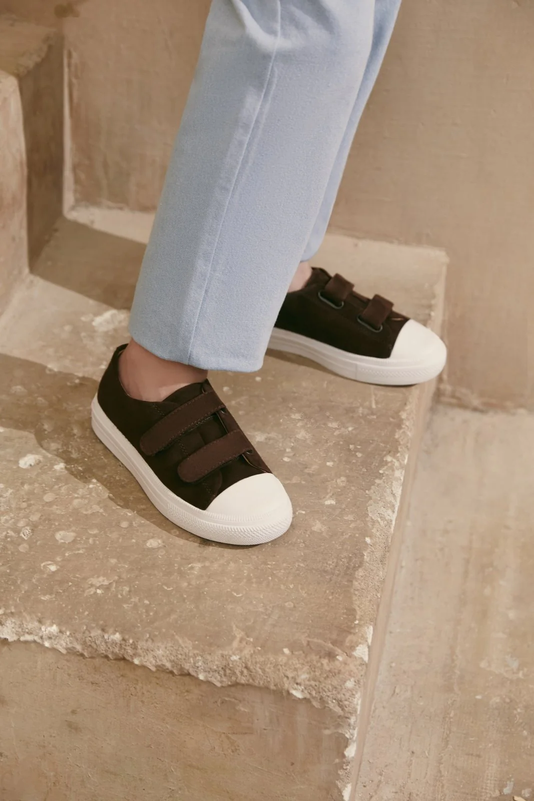 Jessie Chocolate Sneakers - Image 5